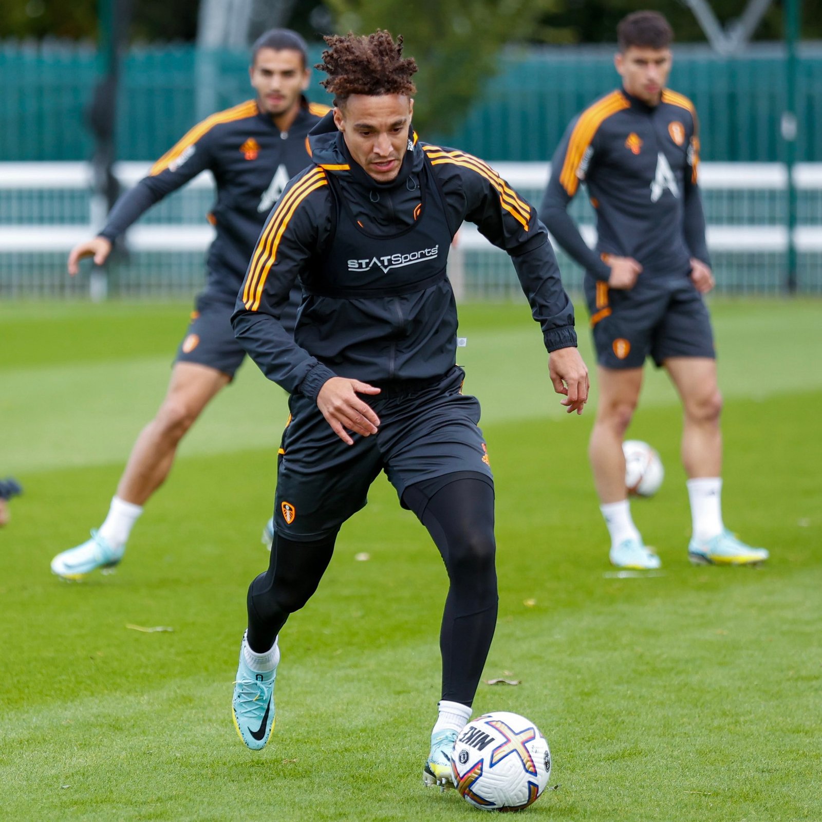 ليدز يواجه أستون فيلا