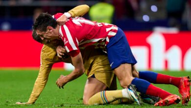 بين سافيتش مدافع أتلتيكو وتوريس مهاجم برشلونة