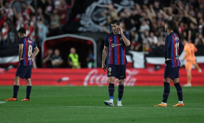 خيبة الخسارة أمام رايو فاليكانو كانت بادية على ليفاندوفسكي رغم تسجيله لهدف برشلونة اليتيم