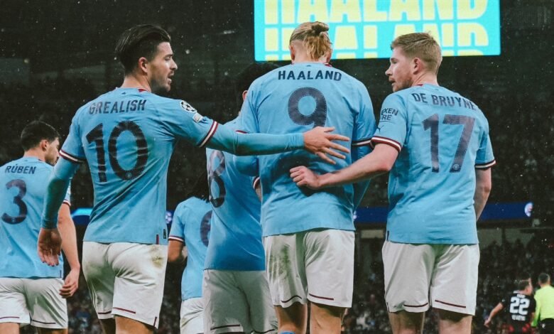 هل بات أرسنال وراء غريليش (يسار) ،هالاند (وسط) ،دي بروين (يمين)..؟الجواب لن يبقى بعيداً.