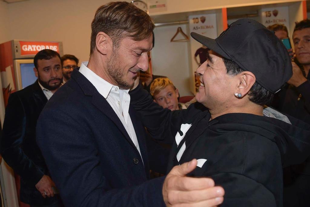 (توتي مع ماردونا).. اتهم أسطورة روما بأنه كسول ، ويفضل أن يكون سمكة كبيرة في بركة صغيرة.