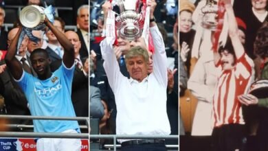 كان آرسين فينجر( وسط) أول مدرب أجنبي يحصل على كأس الاتحاد الإنجليزي