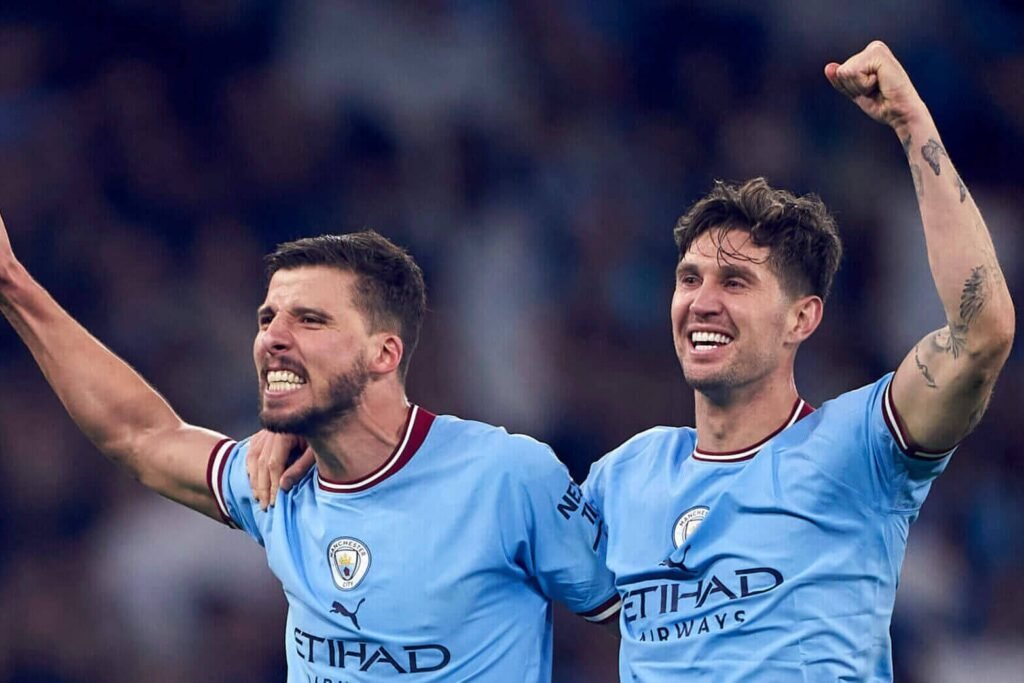 روبن دياس وجون ستونز يحتفلان بفوزهما على ريال مدريد 