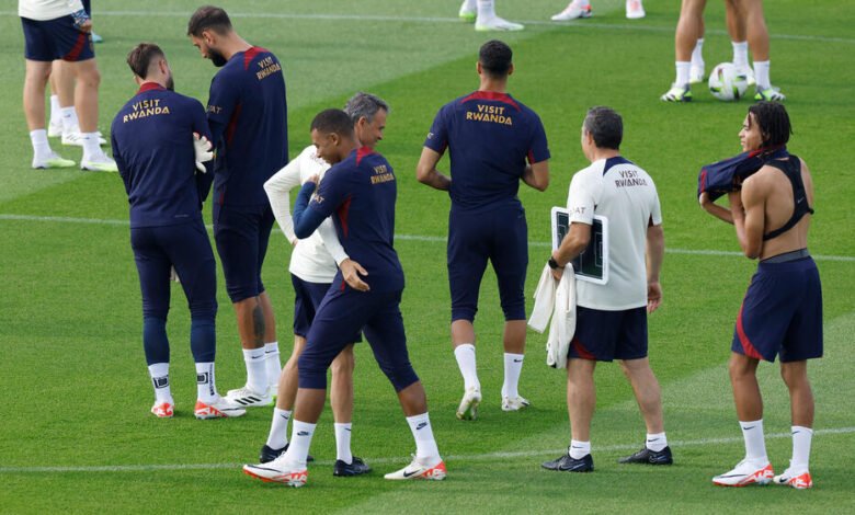 لويس إنريكي يحيي كيليان مبابي عند وصوله إلى ملعب التدريب ، قبل مشاركته ناديه الباريسي في مواجهة تولوز السبت.