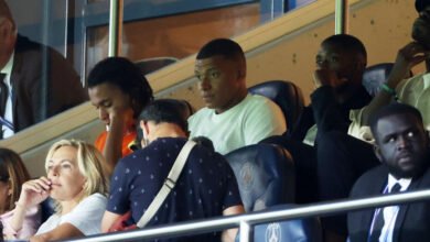 بالإضافة إلى ديمبيلي جلس من اليسار إلىبالإضافة إلى ديمبيلي جلس من اليسار إلى اليمين شقيق مبابي الأصغر إيثان ووالده ووالدته. اليمين شقيق مبابي الأصغر إيثان ووالده ووالدته.