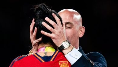 روبياليس يطبع قبلة فاضحة على شفتي البطلة الإسبانية