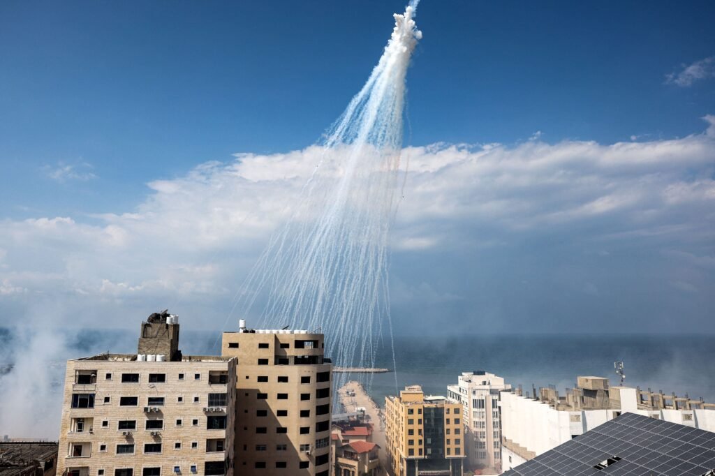 قوات الاحتلال الإسرائيلي تستخدم الفوسفور الأبيض المحرم دولياً ضد المدنيين في غزة
