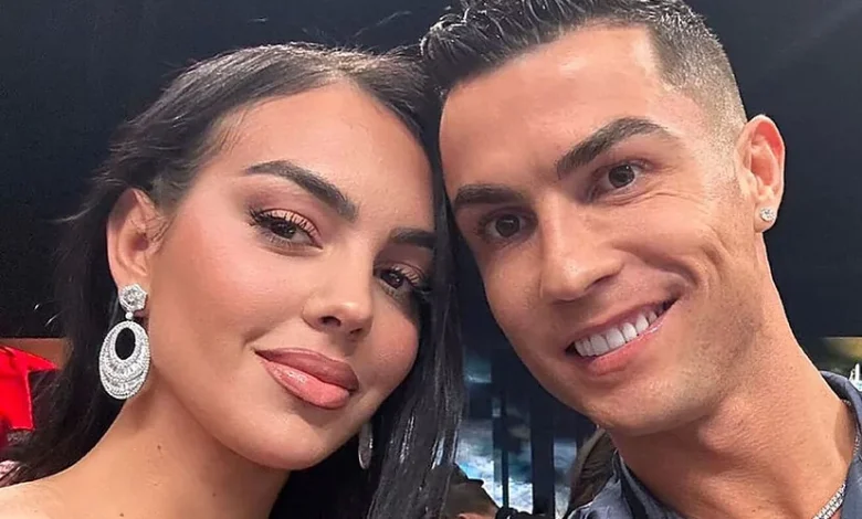 جورجينا رودريغيز إلى جانب كريستيانو رونالدو