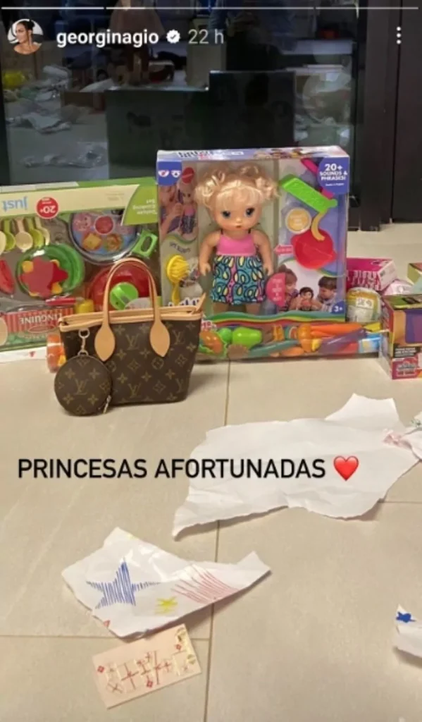 جورجينا رودريجيز تعرض صورا للهدايا التي أحضرها بابا نويل لابنتها وهي حقيبة بقيمة 2900 دولار