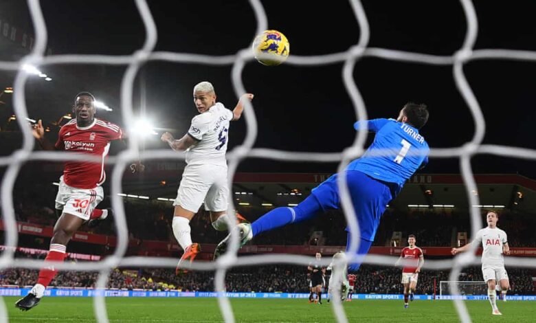 ريتشارليسون نجم توتنهام يتخطى برأسه مات تورنر ليحقق الهدف الأول. لتوتنهام’ في فورست