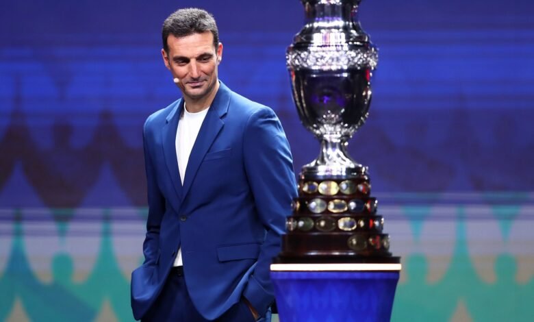 ليونيل سكالوني مدرب الأرجنتين كان حاضراً قرعة كوبا أمريكا 2024 في ميامي في ولاية فلوريدا الأمريكية