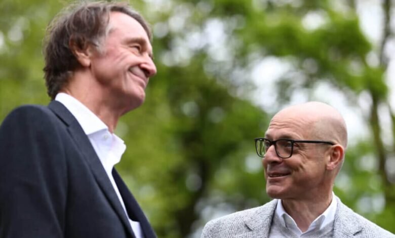 يوركشاير، - 01 مايو: جيم راتكليف (يسار)من بريطانيا مؤسس ورئيس مجلس إدارة INEOS / و ديف برايلسفورد مدير فريق INEOS / خلال مؤتمر صحفي لفريق INEOS - @IneosProCycling / في 01 مايو 2019 في يوركشاير، المملكة المتحدة.