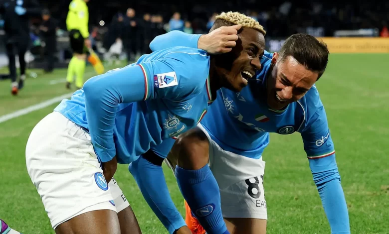 فوز فيكتور أوسيمين على جياكومو راسبادوري خلال مواجهة نابولي كالياري 