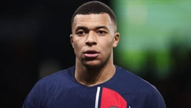 مهاجم باريس سان جيرمان الفرنسي رقم 07 كيليان مبابي ينظر خلال مباراة كرة القدم الفرنسية L1 بين باريس سان جيرمان (PSG) وإف سي ميتز في ملعب بارك دي برينس في باريس، في 20 ديسمبر 2023.