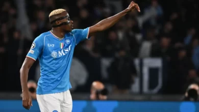 أوسيمين نجم نابولي العائد منتشياً من التأهل لدر ال 16 في دوري الأبطال