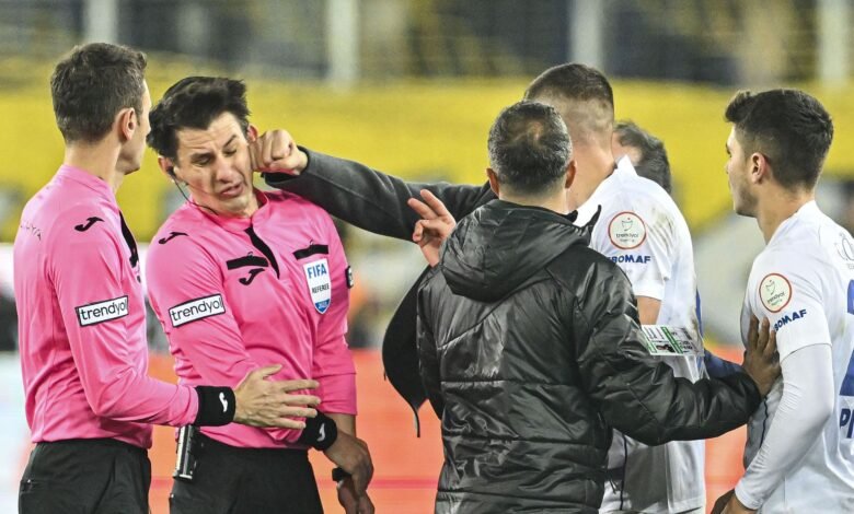 لحظة ضرب الحكم.. والاتحاد التركي يوقف الدوري التركي الممتاز