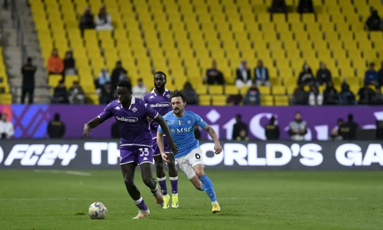 لم تستقبل مباراة نصف نهائي كأس السوبر الإيطالي بين نابولي وفيورنتينا في استاد الأول بالرياض أي جمهور تقريبا - مع بالكاد امتلأ المدرج