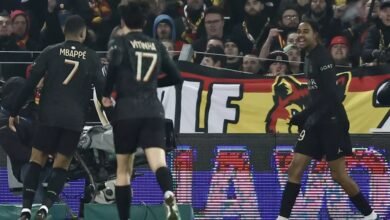 برادلي باركولا (على اليمين) يحتفل مع زملائه بعد تسجيله الهدف الأول لفريقه خلال مباراة كرة القدم في الدوري الفرنسي بين آر سي لينس وباريس سان جيرمان.