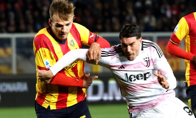 دوسان فلاهوفيتش من يوفنتوس يسجل ثنائية خلال مباراة دوري الدرجة الأولى الإيطالي بين ليتشي ويوفنتوس - دوري الدرجة الأولى الإيطالي في ملعب فيا ديل ماري في 21 يناير 2024 في ليتشي، إيطاليا