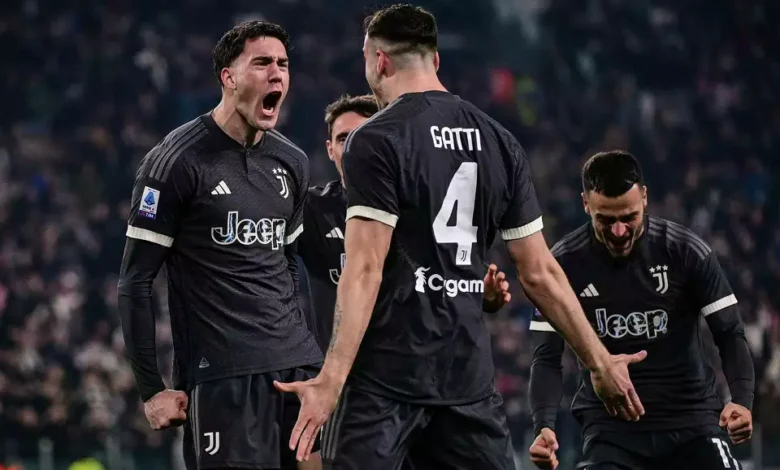 يحتفل دوسان فلاهوفيتش لاعب يوفنتوس بتسجيل هدف، خلال مباراة كرة القدم في الدوري الإيطالي بين يوفنتوس وإمبولي، على ملعب أليانز، في تورينو، إيطاليا، السبت 27 يناير 2024.