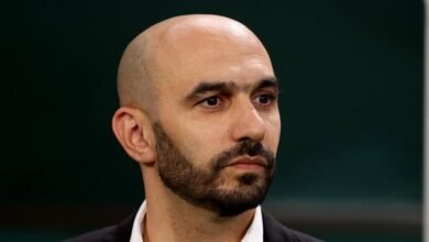 صورة ارشيفية في الدوحة، قطر – 17 ديسمبر: يتطلع وليد الركراكي، المدير الفني للمنتخب المغربي، قبل مباراة المركز الثالث في كأس العالم قطر 2022 بين كرواتيا والمغرب في استاد خليفة الدولي في 17 ديسمبر 2022 في الدوحة، قطر