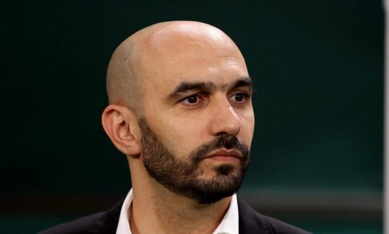 صورة ارشيفية في الدوحة، قطر – 17 ديسمبر: يتطلع وليد الركراكي، المدير الفني للمنتخب المغربي، قبل مباراة المركز الثالث في كأس العالم قطر 2022 بين كرواتيا والمغرب في استاد خليفة الدولي في 17 ديسمبر 2022 في الدوحة، قطر