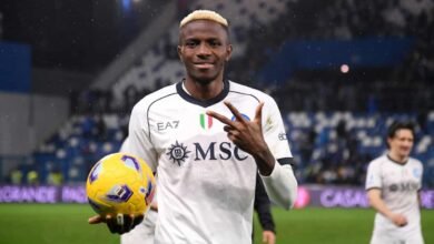 فيكتور أوسيمين يسجل هاتريك في مرمى ساسولو المتعثر ليعزز فوز البطل بسداسية