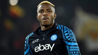 يقوم فيكتور أوسيمين من فريق SSC Napoli بالإحماء خلال مباراة كرة القدم في دوري الدرجة الأولى الإيطالي بين AS Roma وSSC Napoli على ملعب Olimpico. روما (إيطاليا)،