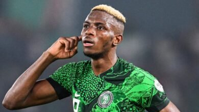 توبشوت - يحتفل المهاجم النيجيري رقم 9 فيكتور أوسيمين بعد الفوز في نهاية مباراة دور الـ16 لكرة القدم لكأس الأمم الأفريقية 2024 بين نيجيريا والكاميرون على ملعب فيليكس هوفويت بوانيي في أبيدجان في 27 يناير ، 2024. 