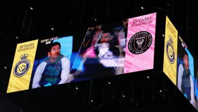 الرياض، المملكة العربية السعودية - 01 فبراير: نظرة عامة على ليونيل ميسي لاعب إنتر ميامي وكريستيانو رونالدو لاعب النصر يتم عرضها على الشاشة الرئيسية خلال مباراة كأس موسم الرياض بين النصر وإنتر ميامي في ساحة المملكة في 01 فبراير، 2024 في الرياض، المملكة العربية السعودية. هل تعكس مباراة الأمس الفرق بين الدوري السعودي والأمريكي