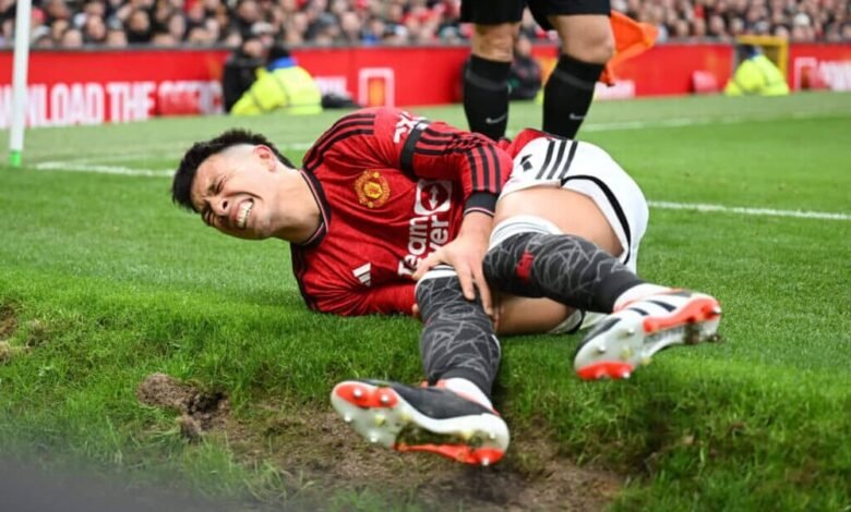 مانشستر ، إنجلترا - 04 فبراير: أصيب ليساندرو مارتينيز لاعب مانشستر يونايتد بإصابة خلال مباراة الدوري الإنجليزي الممتاز بين مانشستر يونايتد ووست هام يونايتد على ملعب أولد ترافورد في 04 فبراير 2024 في مانشستر بإنجلترا.