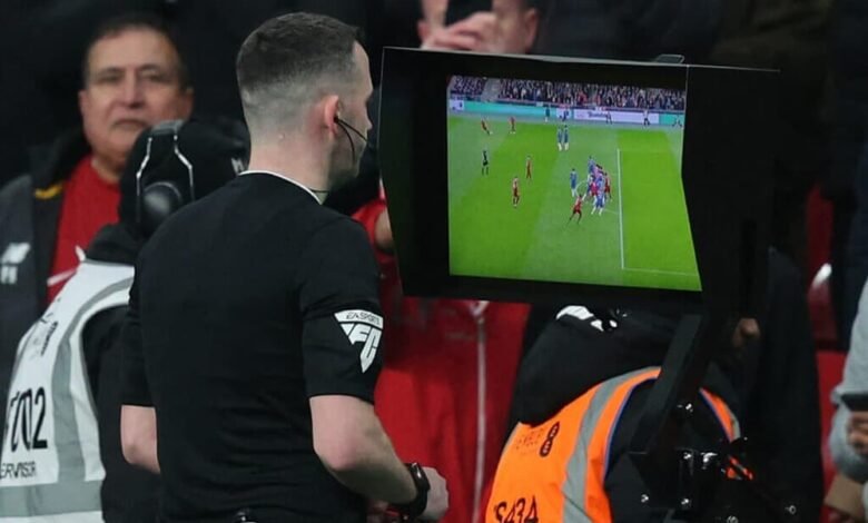 حكم المباراة يتابع هدف فإن ديك الافتتاحي قبل أن يأخذ قراراً بالغائه