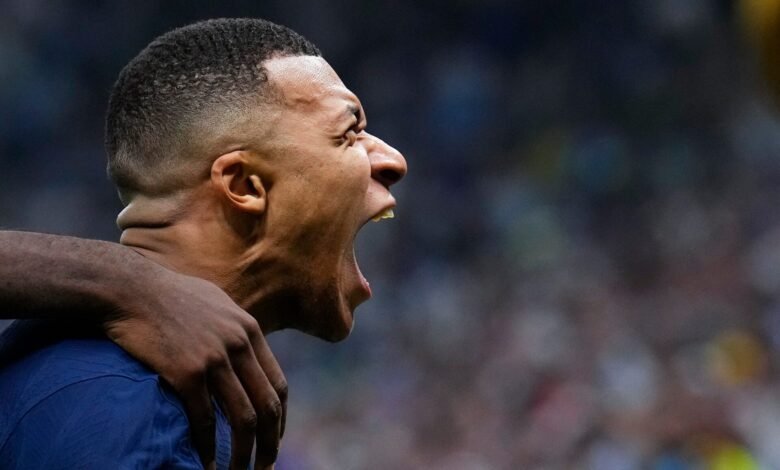 يحتفل الفرنسي كيليان مبابي بتسجيل الهدف الثاني لفريقه خلال المباراة النهائية لكأس العالم لكرة القدم بين الأرجنتين وفرنسا على ملعب لوسيل في لوسيل، قطر، الأحد 18 ديسمبر 2022. وأخبر مبابي باريس سان جيرمان أنه سيغادر النادي في نهاية الموسم، وذلك يوم الخميس 15 فبراير 2024 مبابي إلى الإمارات ليس خياليًا كما كان قبل أربع سنوات (الائتمان : AP / ناتاشا بيسارينكو)