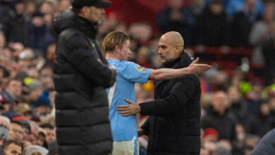 جوارديولا(يمين) ودي بروين في أنفيلد أمس ويظهر كلوب في الصورة