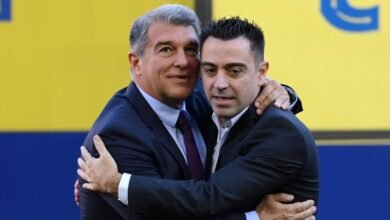 برشلونة ، إسبانيا - 08 نوفمبر: المدرب الجديد لفريق برشلونة تشافي هيرنانديز وجوان لابورتا، رئيس نادي برشلونة يحتضنان بعضهما البعض خلال مؤتمر صحفي في كامب نو في 08 نوفمبر 2021 في برشلونة، إسبانيا.