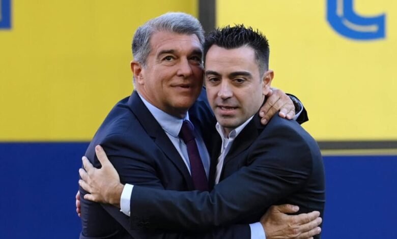 برشلونة ، إسبانيا - 08 نوفمبر: المدرب الجديد لفريق برشلونة تشافي هيرنانديز وجوان لابورتا، رئيس نادي برشلونة يحتضنان بعضهما البعض خلال مؤتمر صحفي في كامب نو في 08 نوفمبر 2021 في برشلونة، إسبانيا.