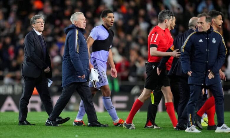 وقال أنشيلوتي بعد طرد بيلينجهام : "ما زلنا غاضبين، غرفة تبديل الملابس ساخنة للغاية، وهذا أمر طبيعي" . "علينا أن نعود إلى طبيعتنا لأن لدينا مباراة أخرى مهمة للغاية يوم الأربعاء."