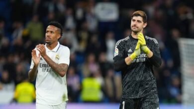 مدريد، إسبانيا - 10 نوفمبر: إيدير ميليتاو وتيبو كورتوا وأوريلين تشواميني من ريال مدريد يُظهرون تقديرهم للجماهير بعد مباراة الدوري الإسباني بين ريال مدريد وقادش في ملعب سانتياغو برنابيو في 10 نوفمبر 2022 في مدريد، إسبانيا.