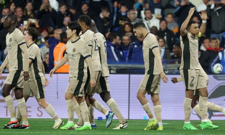 لاعبو باريس سان جيرمان يحتفلون بعد تسجيل هدف في مرمى مونبلييه في الدوري الفرنسي.