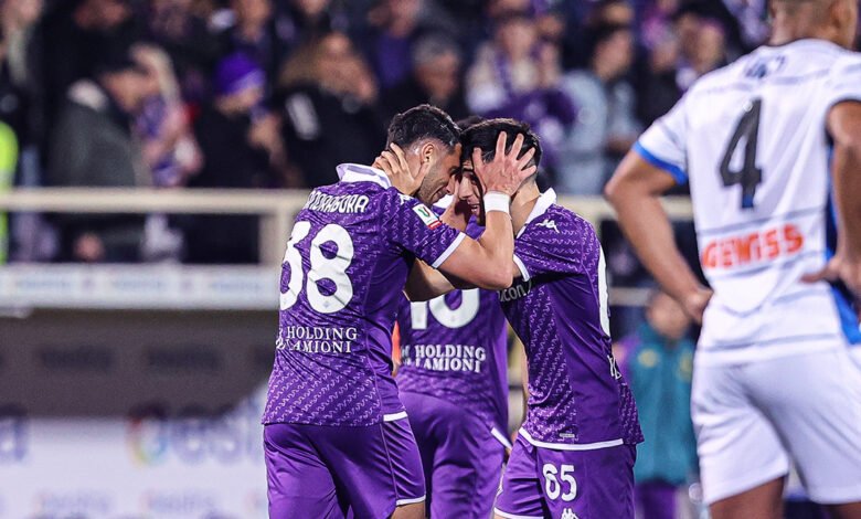 ماندراجورا يحتفل مع رفاقه في فيورنتينا بهدف الفوز