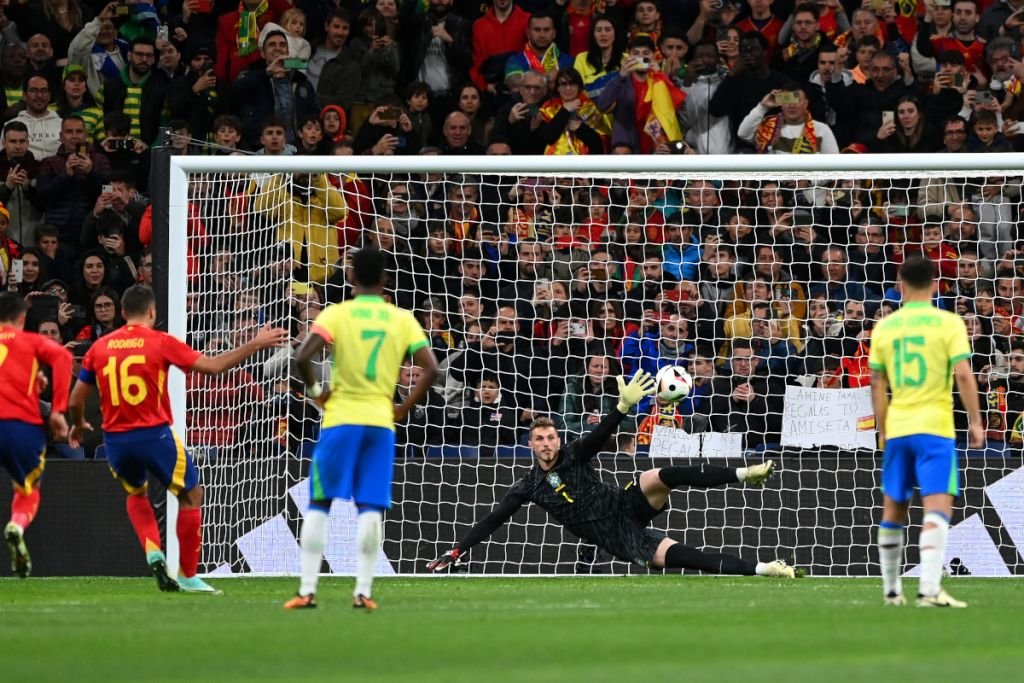 بينتو حارس المرمى البرازيلي في المواجهة الودية الأخيرة لأبطال العالم أمام إسبانيا