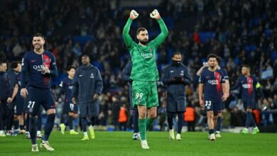 دوناروما حارس باريس سان جيرمان يحتفل بعد الفوز على أتليتكو مدريد الإسباني في دوري أبطال أوروبا