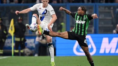 ساسولو ضد إنتر ميلان - ملعب مابي - سيتا ديل تريكولوري، ريجيو إميليا، إيطاليا - 4 مايو 2024 بنيامين بافارد لاعب إنتر ميلان في مباراة مع أرماند لورينتي لاعب ساسولو الأمريكي