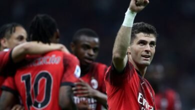 كريستيان بوليسيتش يحتفل بعد تسجيله أحد أهداف ميلان في شباك ضيفه كالياري