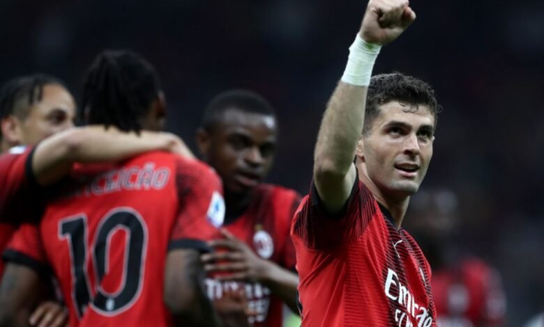 كريستيان بوليسيتش يحتفل بعد تسجيله أحد أهداف ميلان في شباك ضيفه كالياري