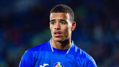 أجرى نابولي اتصالات مع مانشستر يونايتد بشأن صفقة محتملة بشأن ميسون جرينوود .