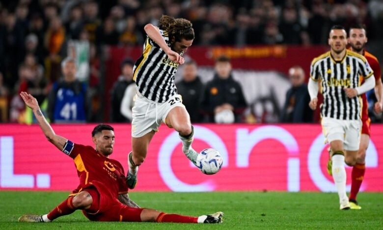 أدريان رابيو من يوفنتوس ولورينزو بيليجريني من روما يتصارعان على الكرة خلال مباراة في الدوري الإيطالي.